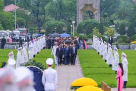 Lãnh đạo Đảng, Nhà nước và ĐBQH vào Lăng viếng Chủ tịch Hồ Chí Minh