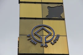 Cột đồng hồ 35 tỷ ở Hạ Long bong tróc, xuống cấp