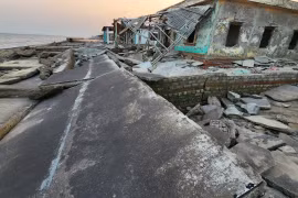 Thị trấn du lịch biển Thịnh Long “đóng băng” vì bờ kè tan nát