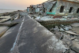 Thị trấn du lịch biển Thịnh Long “đóng băng” vì bờ kè tan nát