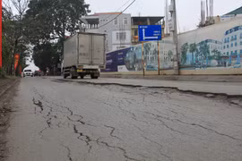 Hà Nội: Đường Sơn Đồng - Song Phương nứt toác, xuống cấp nghiêm trọng
