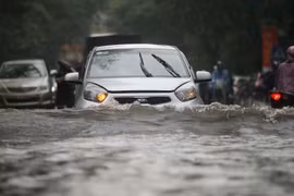 Đắng lòng ô tô chìm trong biển nước Hà Nội