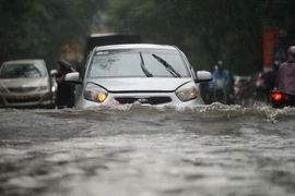 Đắng lòng ô tô chìm trong biển nước Hà Nội