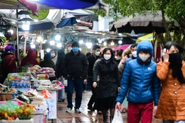 Phủ Tây Hồ đông người cầu tài lộc bất chấp COVID-19