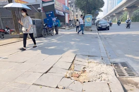 Hà Nội: Vỉa hè lát đá nứt vỡ… do lỗi thi công?