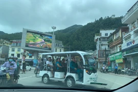 Lào Cai: “Thả cửa” thí điểm, xe điện tung hoành, Sa Pa thêm ùn tắc