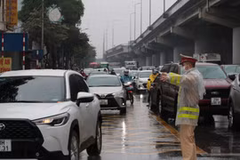 CSGT Hà Nội dầm mưa điều tiết giao thông ngày nghỉ cuối cùng dịp Tết