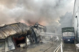 Hà Nội: Cận cảnh đám cháy kho tạm khiến 1 bảo vệ tử vong