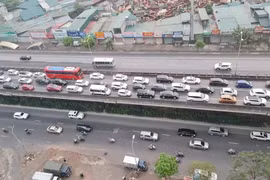 Hà Nội: Sáng sớm vành đai 3 ùn ứ, người dân sốt ruột về quê nghỉ lễ