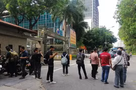 Công an và phóng viên báo chí túc trực ở Bộ Y tế