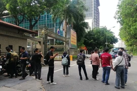 Công an và phóng viên báo chí túc trực ở Bộ Y tế