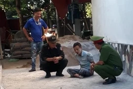 Mâu thuẫn làm ăn, chồng dùng súng bắn vợ tử vong