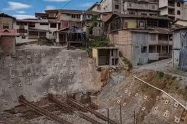 Bi kịch của thị trấn nằm trên núi vàng nhưng đang bị nuốt chửng từng ngày 