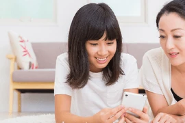 Con cái biết yêu sớm, phụ huynh lúng túng không biết xử lý ra sao