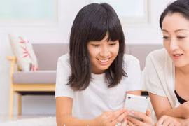 Con cái biết yêu sớm, phụ huynh lúng túng không biết xử lý ra sao