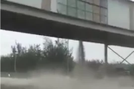 Quảng Ninh: Xi măng Thăng Long “trút như mưa” xuống đường, gây ô nhiễm 