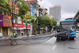 Hà Nội: Xe tự chế chở sắt thép đâm thủng xe buýt