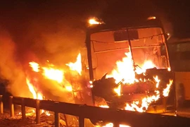 Xe khách giường nằm Hà Sơn tuyến Lào Cai - Hà Nội bốc cháy dữ dội