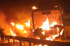 Xe khách giường nằm Hà Sơn tuyến Lào Cai - Hà Nội bốc cháy dữ dội