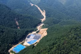 Làm rõ vụ đổ hàng nghìn tấn rác giữa rừng ở Hòa Bình