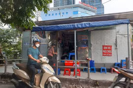 Hà Nội: Vỉa hè đường Nguyễn Hoàng bị lấn chiếm, hư hỏng nặng