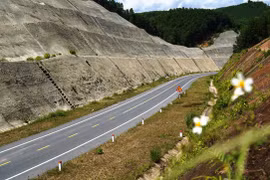 Sắp đưa vào khai thác, tuyến cao tốc La Sơn - Túy Loan bị “xé rào” nhiều nơi