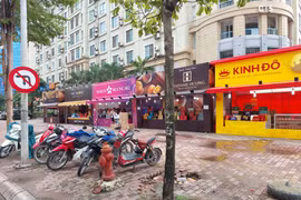 Ai cấp phép cho các quầy bánh Trung thu lấn chiếm vỉa hè Hà Nội? 