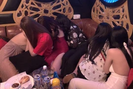 VIDEO: Phố “đèn đỏ” Cố Thổ nhộn nhịp giữa mùa dịch