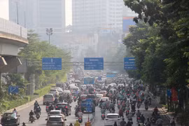 Hà Nội xây cầu vượt, phân làn vẫn ùn tắc: Lỗi do đâu?