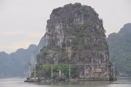 Những núi đá trên vịnh Hạ Long bị “chằng” điện chiếu sáng giờ sao?