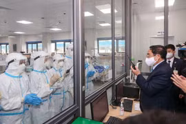 Thủ tướng thăm, chúc Tết các y, bác sĩ và bệnh nhân COVID-19