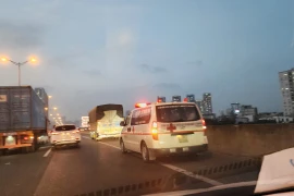 Hà Nội: Tái diễn ô tô đi vào làn khẩn cấp, xe cấp cứu gặp khó 