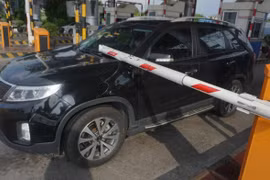 Hàng loạt ô tô bị “đập” khi qua trạm BOT: Khi nào tháo barie?