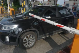 Hàng loạt ô tô bị “đập” khi qua trạm BOT: Khi nào tháo barie?