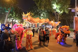 Phố đi bộ Trần Nhân Tông nhộn nhịp trong tối khai trương