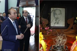 Chủ tịch nước dâng hương tưởng nhớ Chủ tịch Hồ Chí Minh tại Nhà 67
