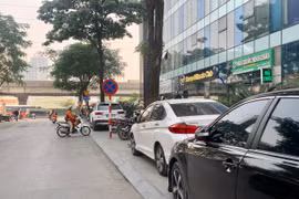 Hà Nội: Có lệnh cấm, vỉa hè lát đá...vẫn "oằn mình" gánh ô tô?