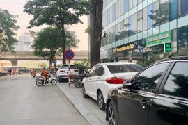 Hà Nội: Có lệnh cấm, vỉa hè lát đá...vẫn "oằn mình" gánh ô tô?