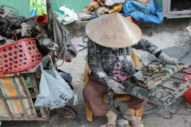 Nghề lạ ở Việt Nam: Đập phá đồ mà hái ra tiền