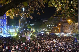 “Biển người” trong đêm Giáng sinh tại Hà Nội
