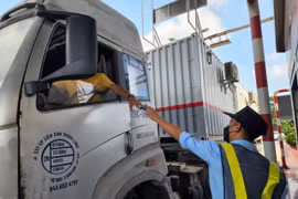 Thu phí không dừng cao tốc Pháp Vân - Cầu Giẽ: Người quay xe, người hào hứng dán thẻ