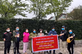 “Thượng đế” của Tập đoàn Nam Cường giăng băng rôn phản đối phí gửi xe