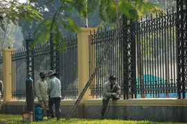 Hà Nội: Cận cảnh việc tháo dỡ hàng rào công viên Thống Nhất