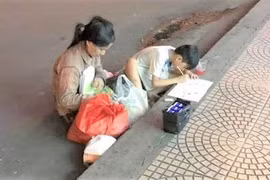 Hình ảnh người mẹ và con trai ngồi học giữa lề đường Sài Gòn gây xúc động mạnh
