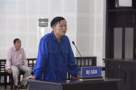 Rút dao đâm hàng xóm trọng thương vì nghi tiếp tay cho vợ mình ngoại tình