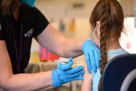Covid-19: Hiệu quả của vaccine ở trẻ 5-11 tuổi trước biến chủng Omicron như thế nào?