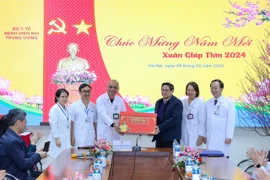 Thủ tướng thăm, chúc Tết, động viên cán bộ, bác sĩ và bệnh nhân