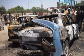 Đánh bom xe làm rung chuyển đồn cảnh sát Afghanistan, 15 người chết