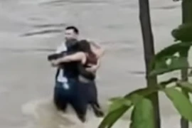 Khoảnh khắc kinh hãi 3 thanh niên bị lũ quét cuốn trôi