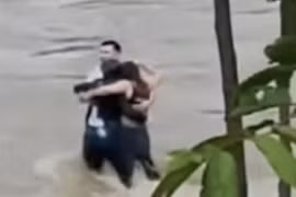 Khoảnh khắc kinh hãi 3 thanh niên bị lũ quét cuốn trôi